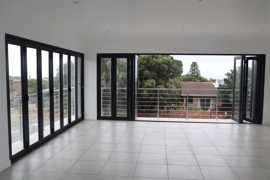 5 Bedroom Property for Sale in Wavecrest Eastern Cape